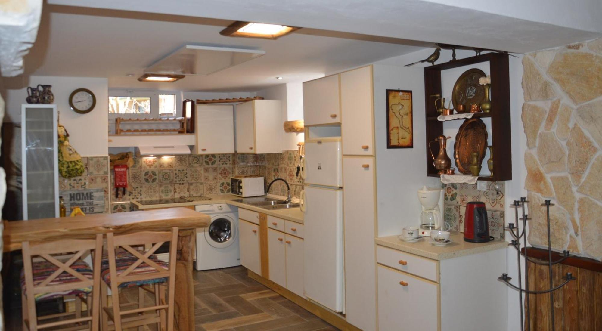 Meandros27 Cosy Countryside Rustic Semi Basement