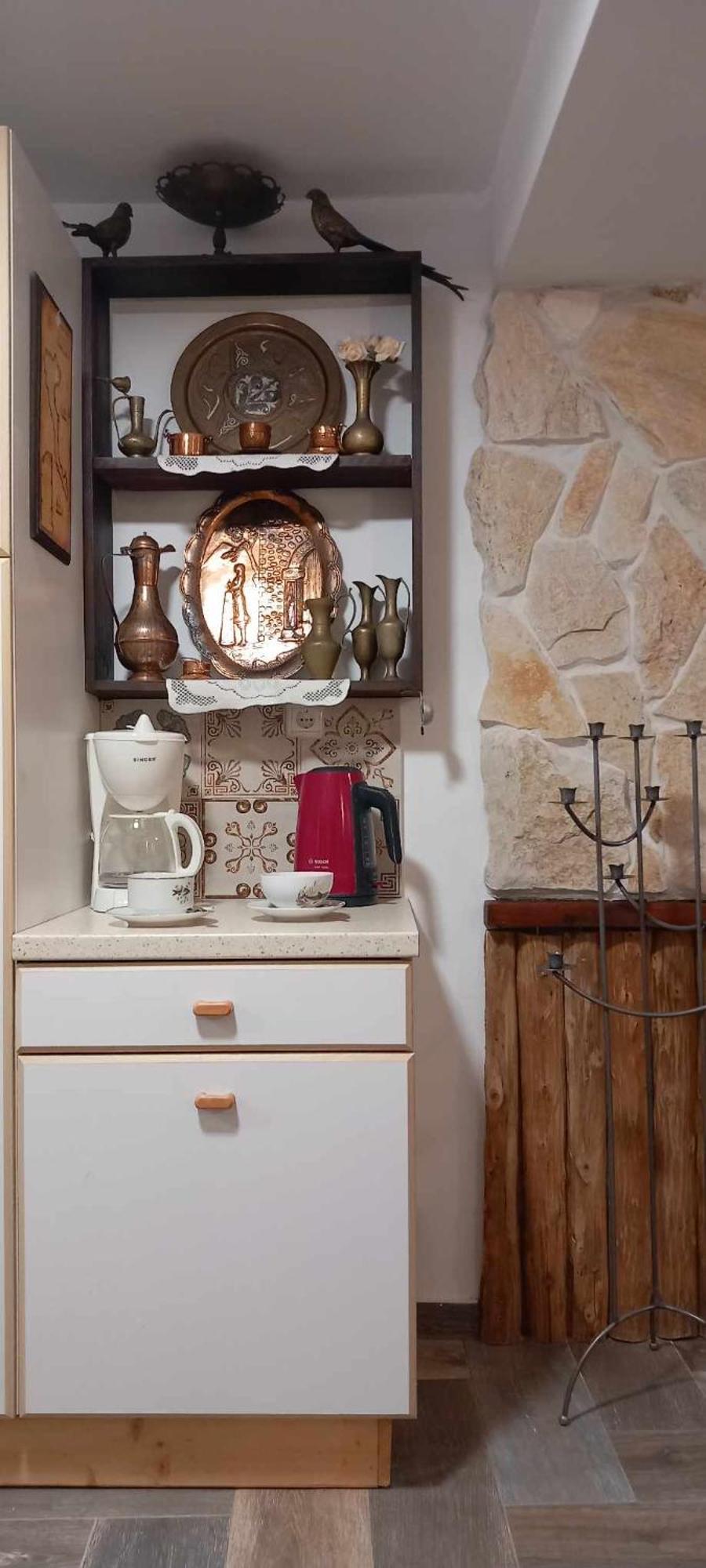 Meandros27 Cosy Countryside Rustic Semi Basement Apartment