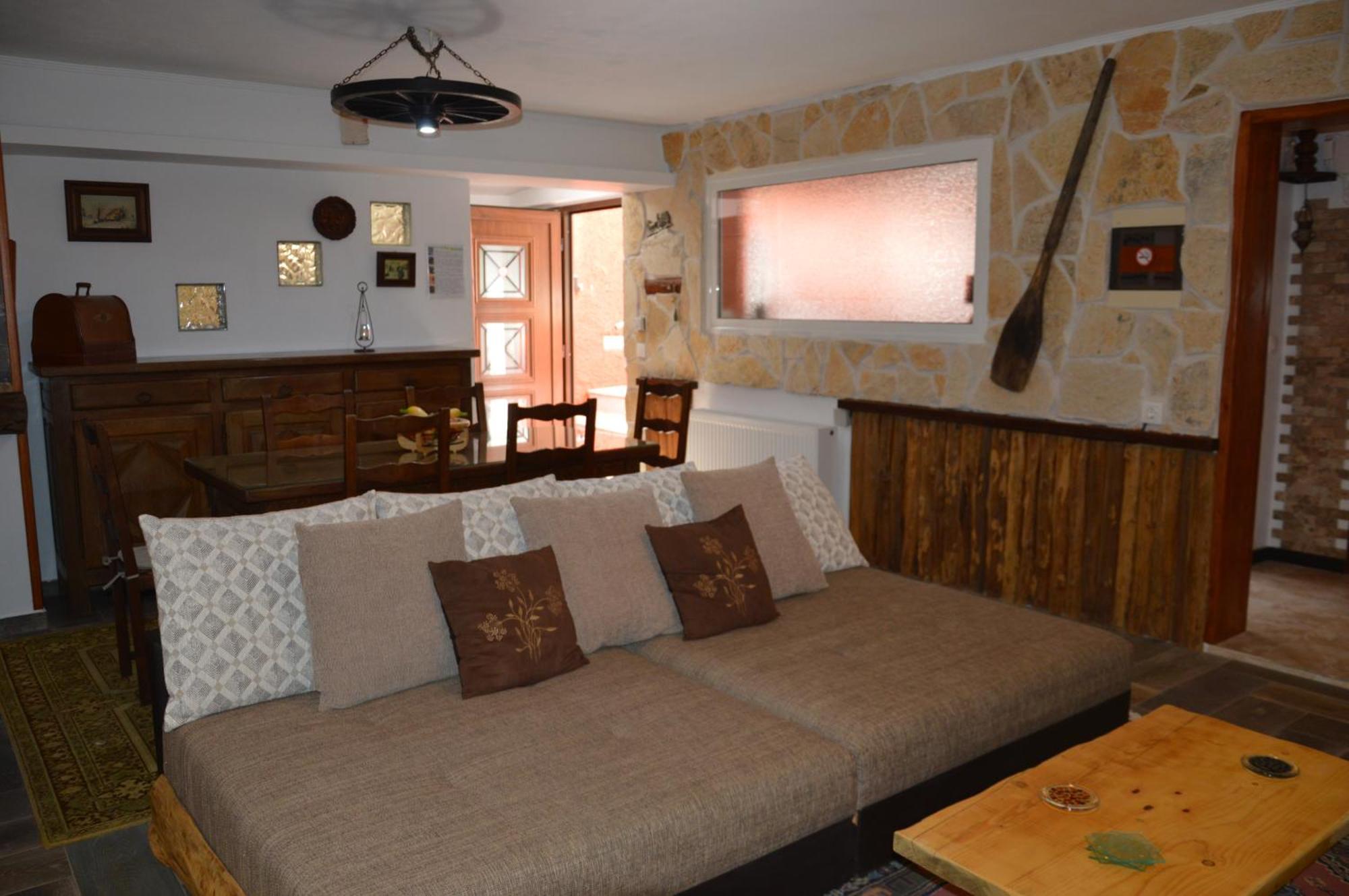 Meandros27 Cosy Countryside Rustic Semi Basement
